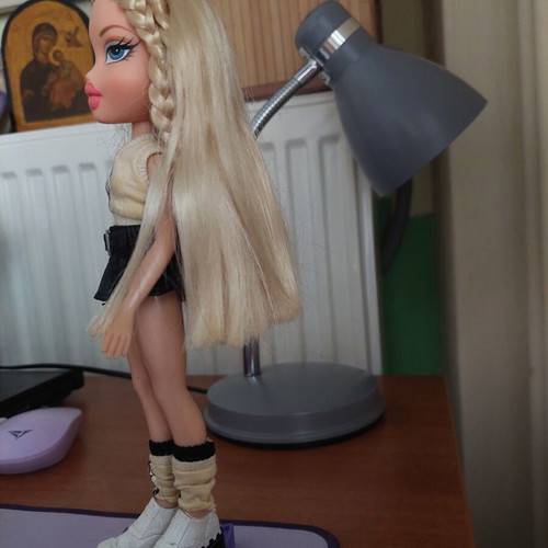 Bratz doll like new with extra clothes and stand