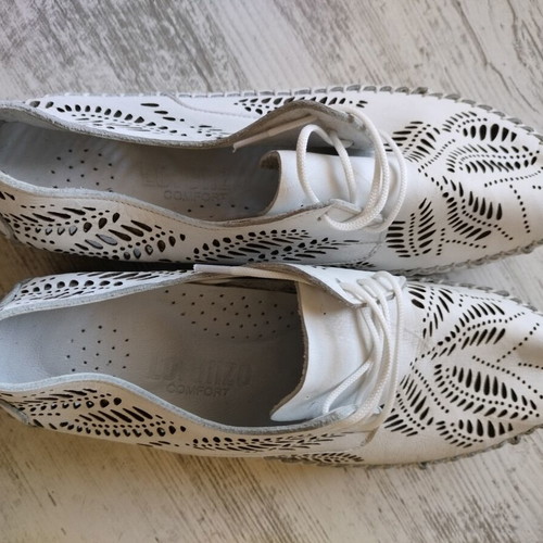 White summer shoes new, natural leather, light and comfortable