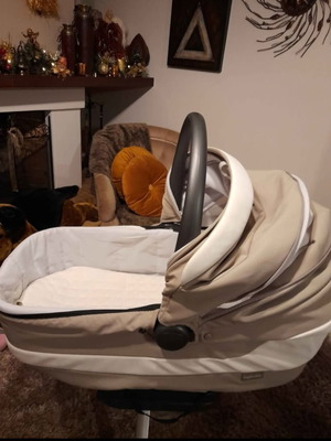 Inglesina bassinet like new with base and Greco Strom mattresses