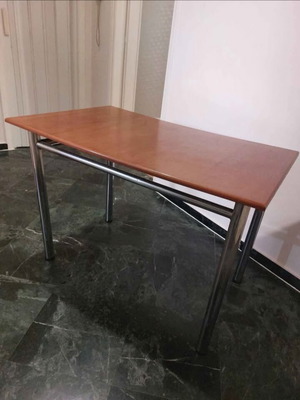 Τραπέζι κουζίνας μεταχειρισμένο με ξύλινη επιφάνεια και μεταλλικό σκελετό