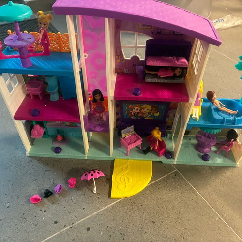Polly Pocket large dollhouse with 7 figures