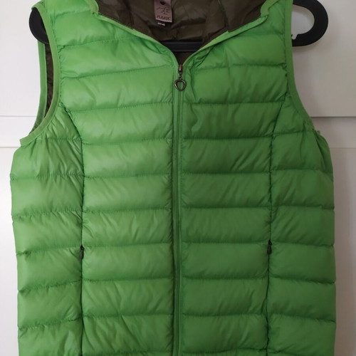 Please down sleeveless jacket, size S-M, green