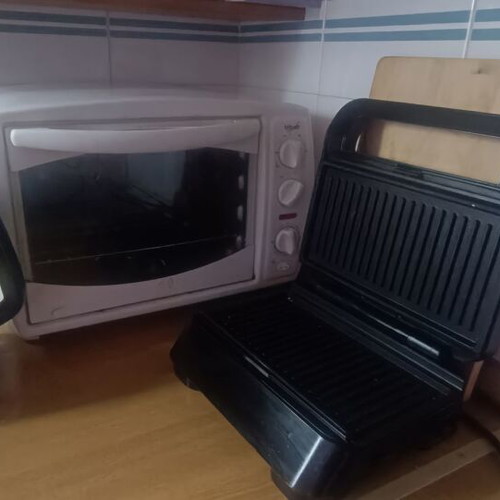 Pyrex electric kettle, toaster, and hot plate set