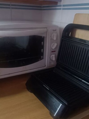 Pyrex electric kettle, toaster, and hot plate set
