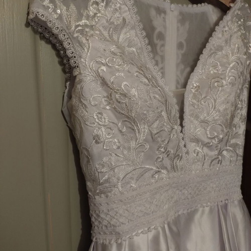 Wedding dress small, new, lace and satin train, romantic style