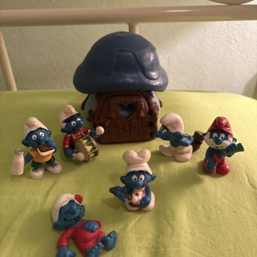 Schleich/Peyo Smurfs vintage figures with house