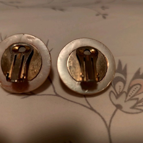 Clip-on earrings retro iridescent like new, beige
