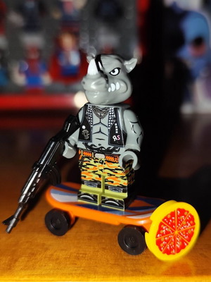 Φιγούρα Rocksteady σαν καινούργιο με πορτοκαλί skateboard, πίτσα, AR