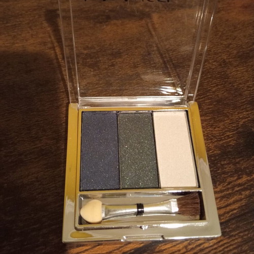 L.A. Angel Eye Shadow Set with 3 Shimmery Shades and Applicator