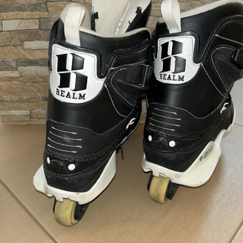 USD Aggressive Rollers size 45 like new, black with 4 spare wheels