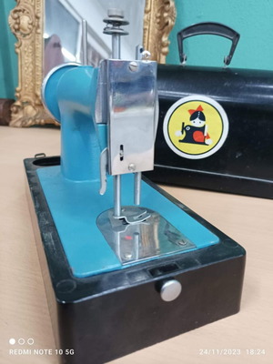 Sewing machine from 1960 used, small in excellent condition