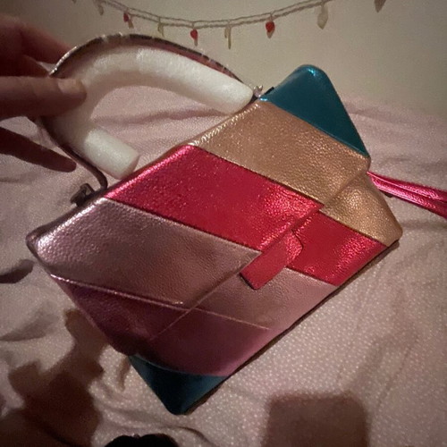 Метализирана чанта нова с етикети цветна crossbody