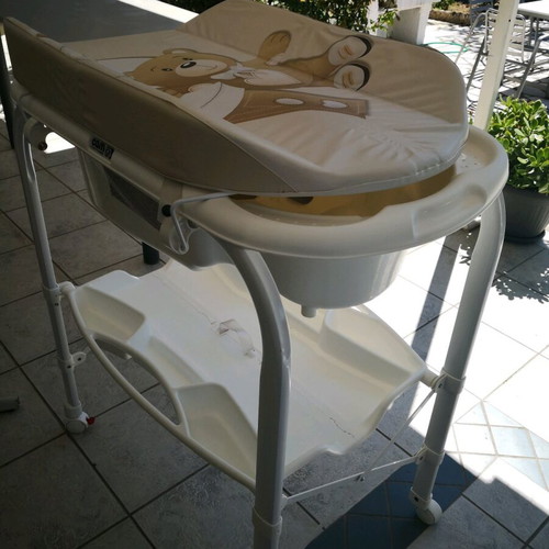 Cam Cambio bath tub changing table like new, foldable with wheels