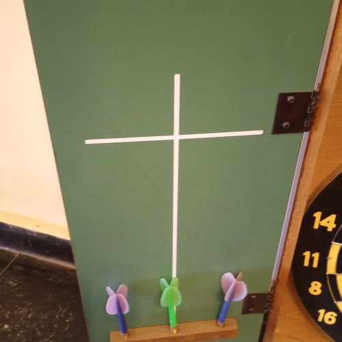 Smyth and Townley dartboard in wooden case new with six darts
