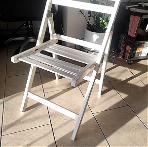 Άσπρη ξύλινη καρέκλα σπαστη