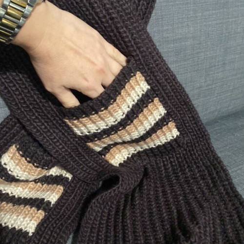 Doca scarf like new, brown with pockets for hands