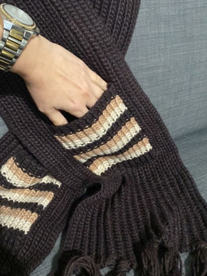 Doca scarf like new, brown with pockets for hands