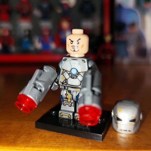 Iron Man MK 1 figure like new with stand and two pistols LEPIN