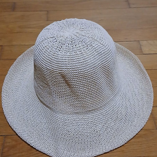 Knitted straw sun hat in ecru with tightening ribbon