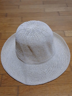 Knitted straw sun hat in ecru with tightening ribbon