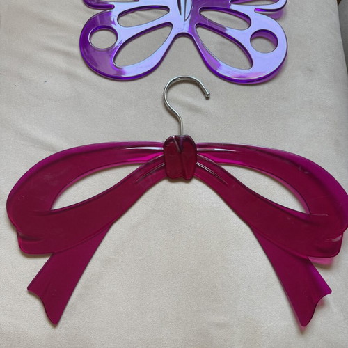Children's hangers like new, 2 plastic and 3 wooden