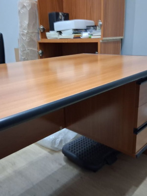 Επαγγελματικό γραφείο κερασιάς με προστατευτικό τζάμι και κρεμαστή συρταροθήκη σαν καινούργιο