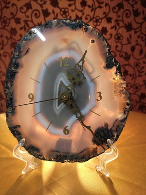 Table clock used in mineral agate with analog display