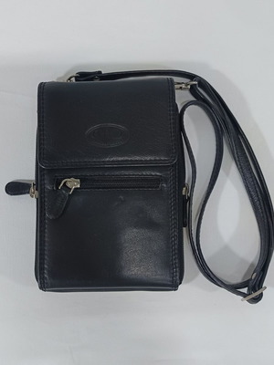 GAG black leather shoulder bag used with multiple compartments