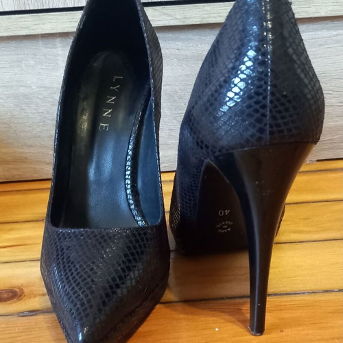 Lynne black snake print pumps size 40 used