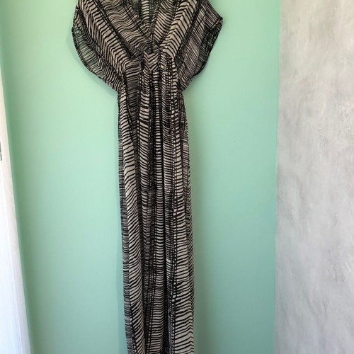 H&M long beach dress with black and white print like new
