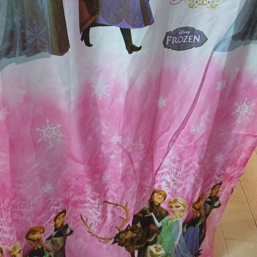 Frozen girls' curtain like new 2.75×2.65