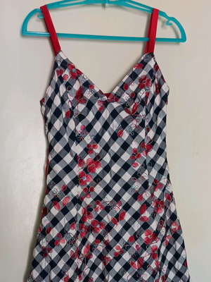 Toypes cocktail dress size S like new, colorful with embroidery and tulle