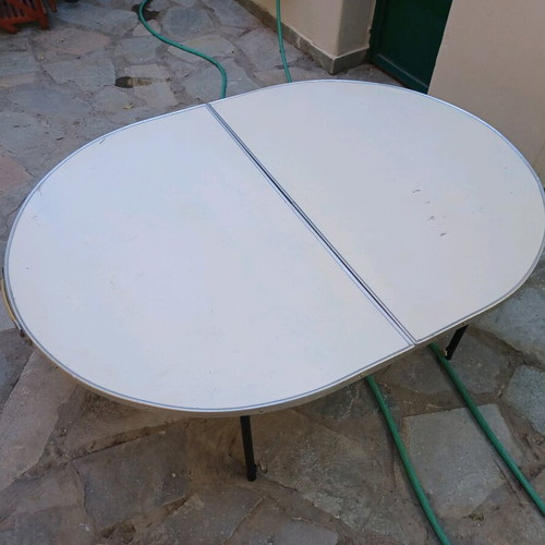 Outdoor folding table like new, metal construction, seats 6