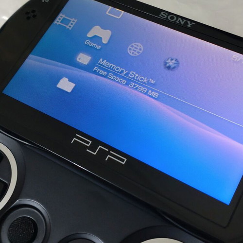 PSP GO console like new with original cables and 4GB memory card