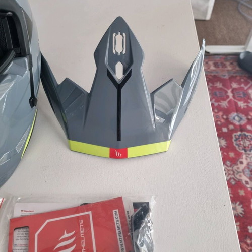 MT Helmets Streetfighter SV S helmet like new, gloss grey, sun visor