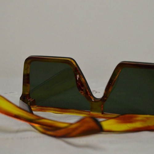 Square sunglasses used yellow and green