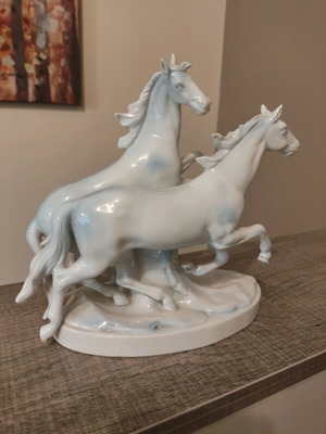 Porcelain decorative figurine like new, 20cm width and height