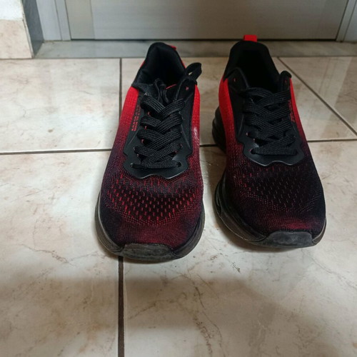 Athletic shoes like new, size 40, red