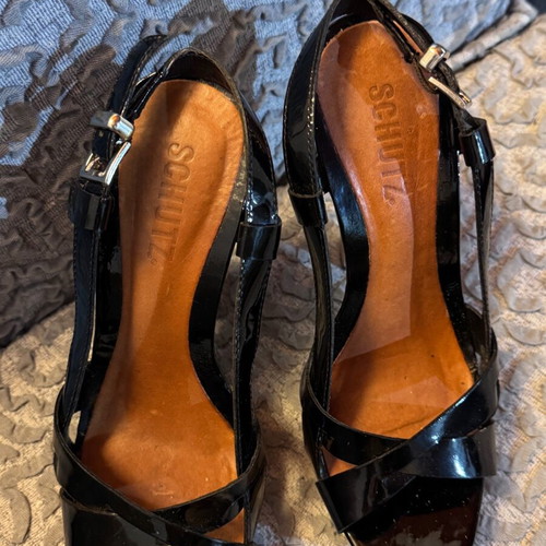 Schutz patent leather sandals with wooden heel like new