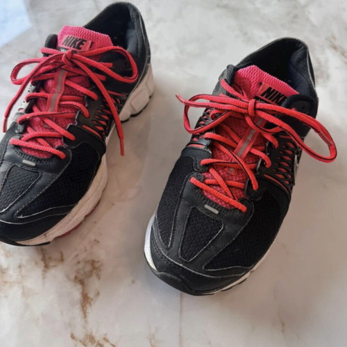 Nike Vomero 6 sneakers size 38.5 like new black and fuchsia