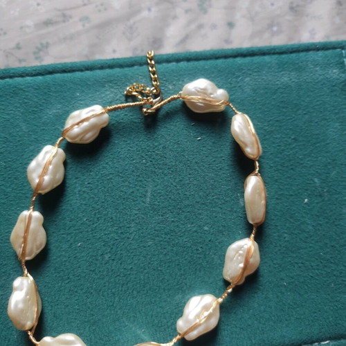 Necklace with large pearls adjustable size, like new, white