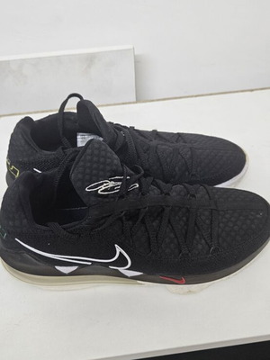 Nike basketball shoes size 44.5 like new, black