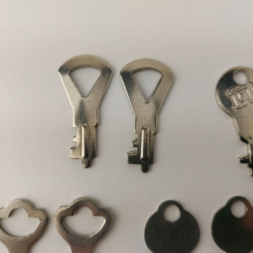 Lot of 14 old keys for suitcases and boxes used