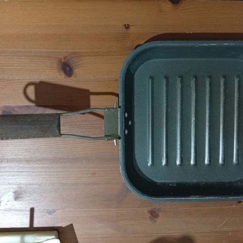 Grill pan like new with ridges and handle