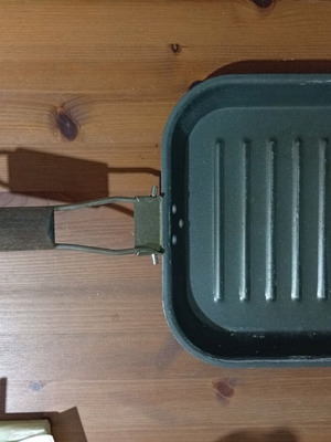 Grill pan like new with ridges and handle