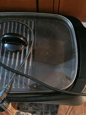 Izzy electric grill used with glass lid