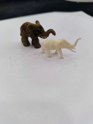 Elephant miniatures set used, pack of 2, plastic