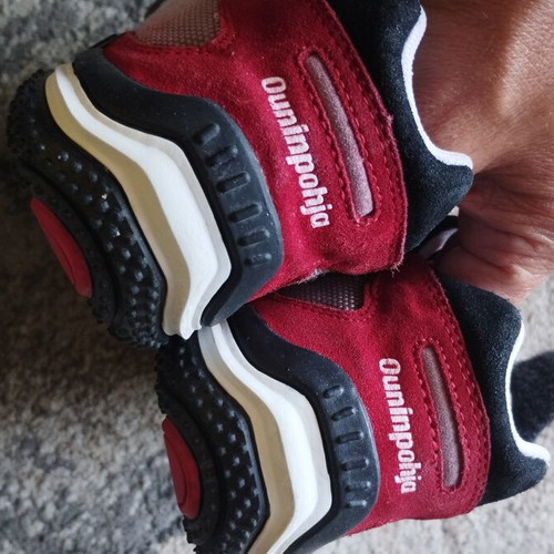 Puma Ouninpohja Athletic Shoes Size 38 Like New, Black and Red