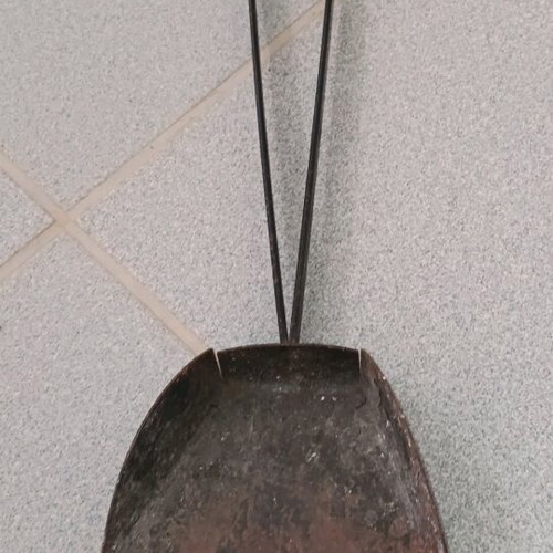 Fireplace shovel used, iron with black finish, 47 cm handle