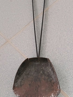 Fireplace shovel used, iron with black finish, 47 cm handle
